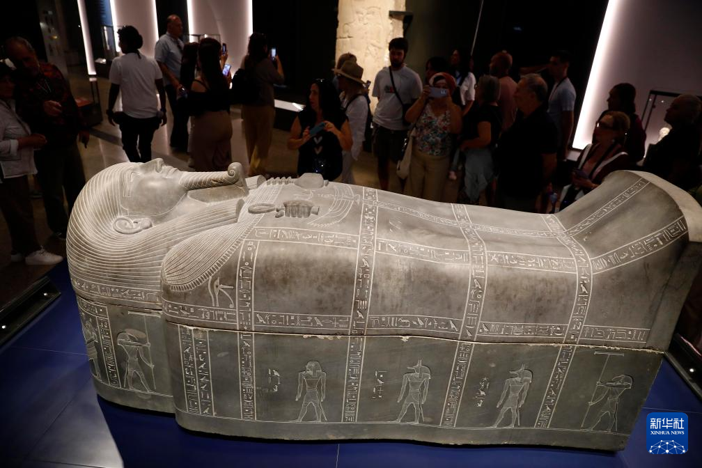 10月14日，游客在位于埃及吉萨省的大埃及博物馆参观。新华社发（艾哈迈德·戈马摄）