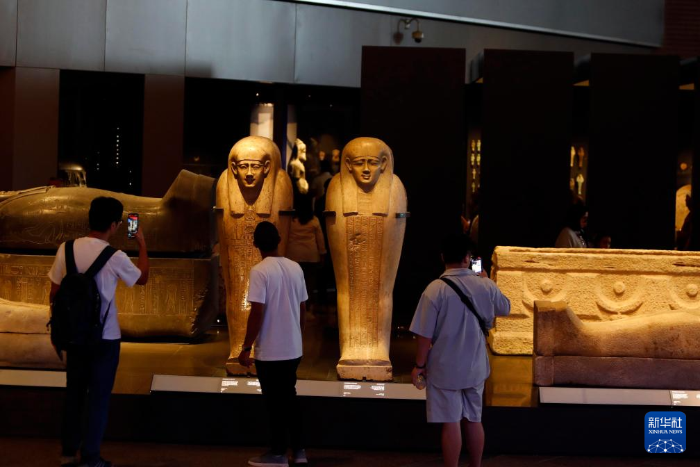 10月14日，游客在位于埃及吉萨省的大埃及博物馆参观。新华社发（艾哈迈德·戈马摄）