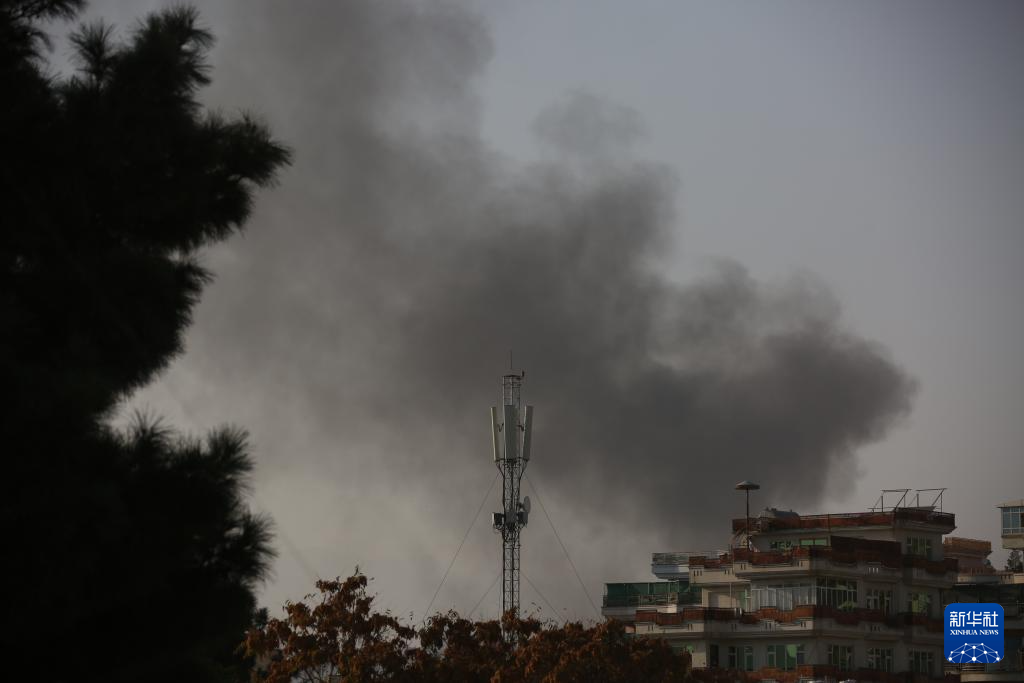 这是10月15日在阿富汗首都喀布尔拍摄的爆炸现场升起的浓烟。 新华社发（塞夫拉赫曼·萨菲摄）