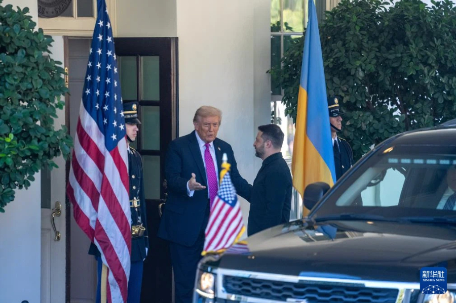 10月17日，在美国首都华盛顿白宫，美国总统特朗普（左二）欢迎乌克兰总统泽连斯基（左三）。新华社记者胡友松摄