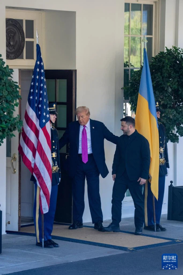 10月17日，在美国首都华盛顿白宫，美国总统特朗普（左二）欢迎乌克兰总统泽连斯基（左三）。新华社记者胡友松摄