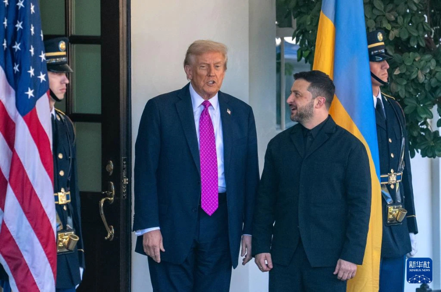 10月17日，在美国首都华盛顿白宫，美国总统特朗普（左二）欢迎乌克兰总统泽连斯基（左三）。新华社记者胡友松摄