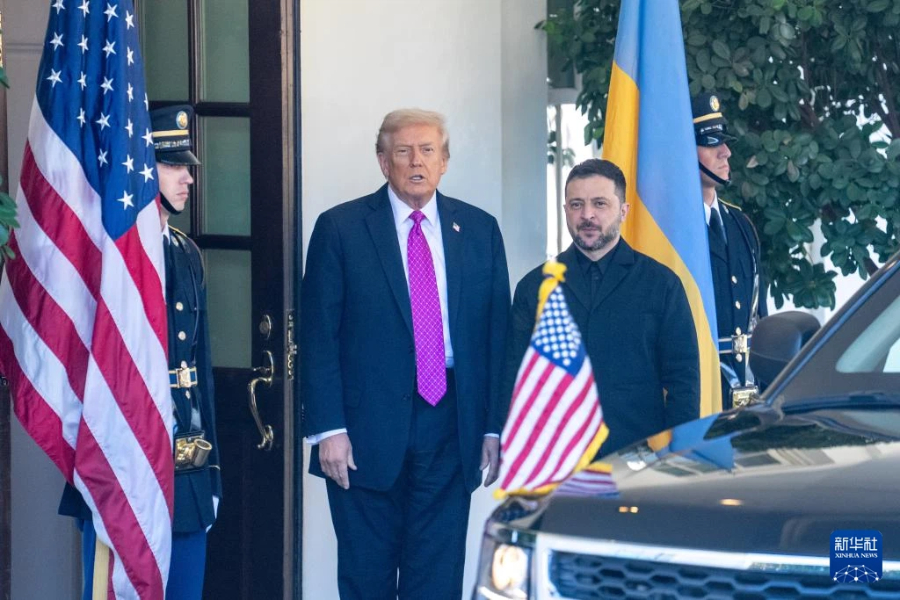 10月17日，在美国首都华盛顿白宫，美国总统特朗普（左二）欢迎乌克兰总统泽连斯基（左三）。新华社记者胡友松摄