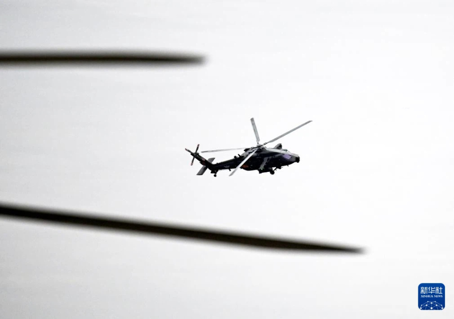 10月17日，直-20T直升机在进行飞行表演。新华社记者 赵子硕 摄