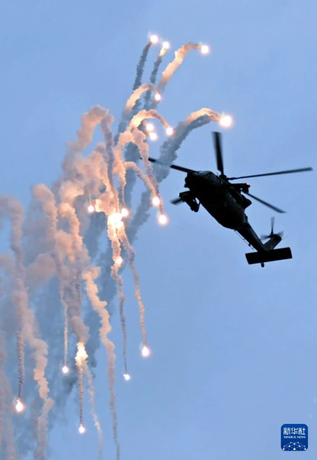10月17日，直-20T直升机在进行飞行表演。新华社记者 李然 摄