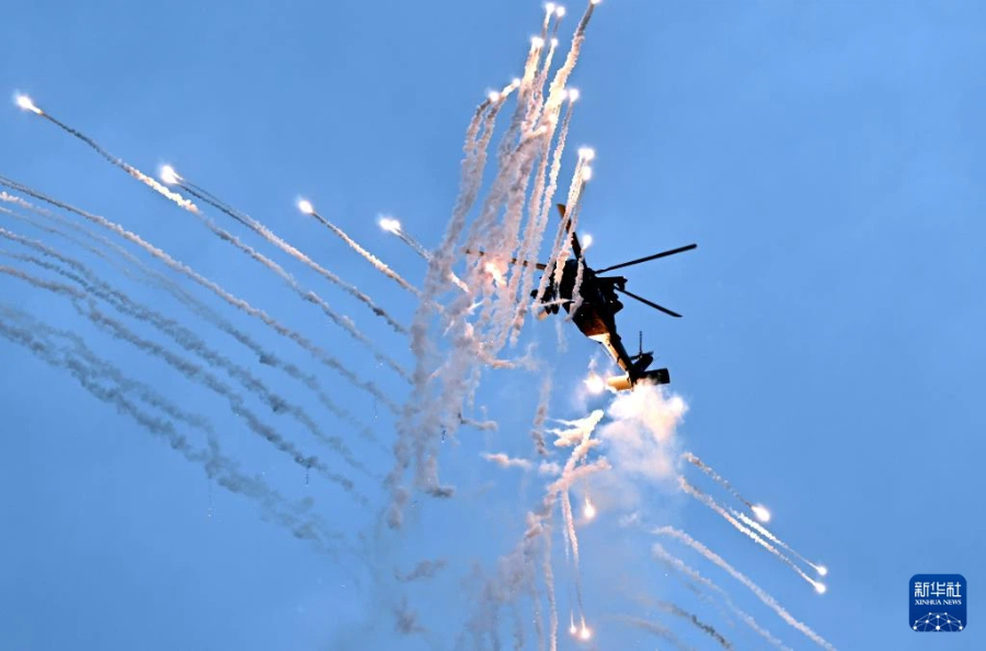 10月17日，直-20T直升机在进行飞行表演。新华社记者 李然 摄