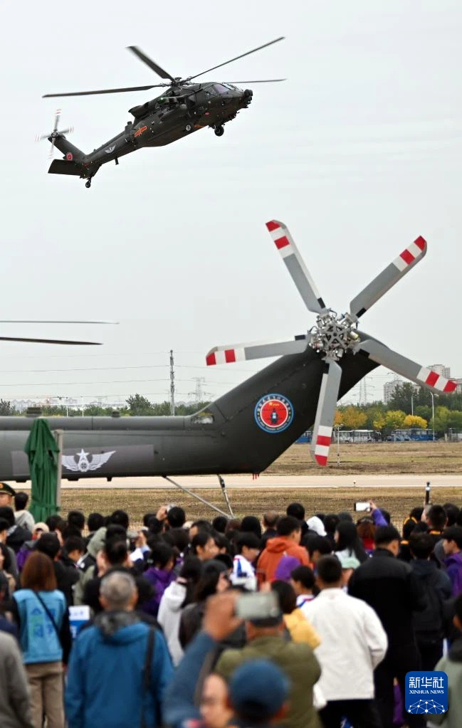 10月17日，直-20T直升机在进行飞行表演。新华社记者 李然 摄