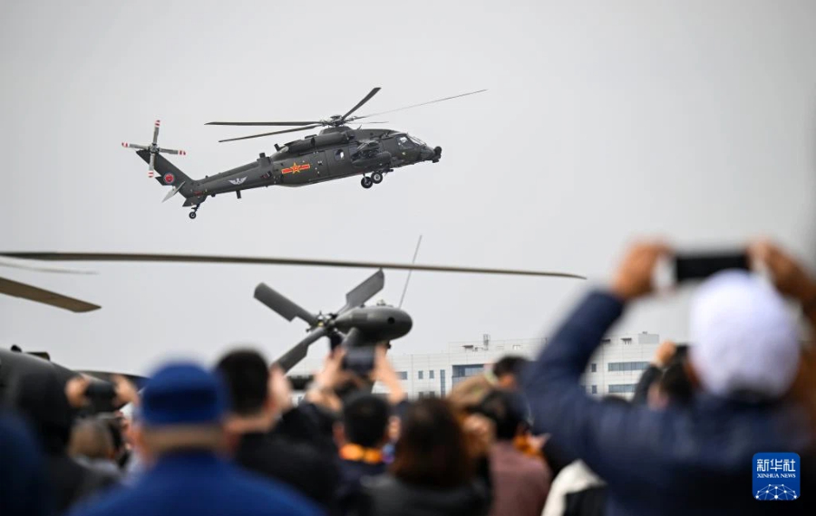 10月16日，直-20T直升机在进行飞行表演。新华社记者 赵子硕 摄