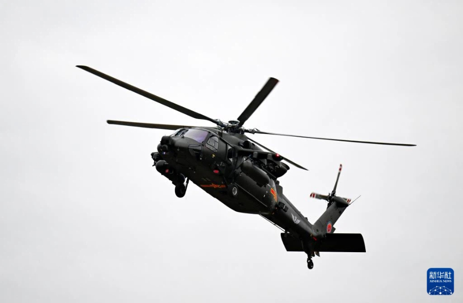 10月17日，直-20T直升机在进行飞行表演。新华社记者 赵子硕 摄