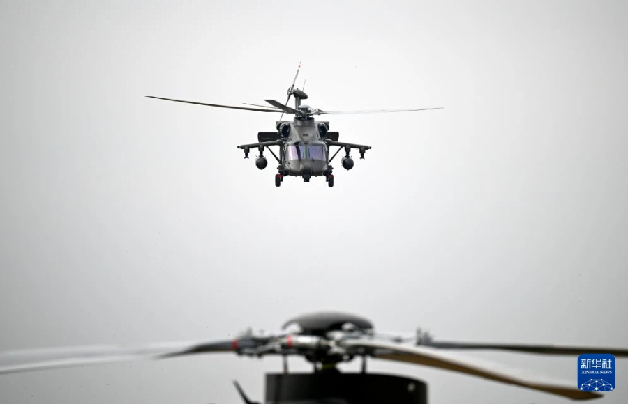 10月16日，直-20T直升机在进行飞行表演。新华社记者 赵子硕 摄