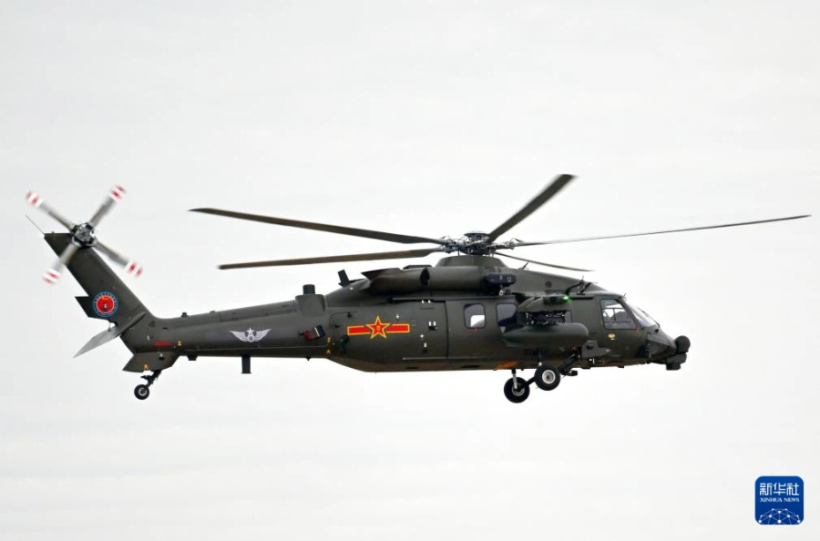 10月17日，直-20T直升机在进行飞行表演。新华社记者 李然 摄