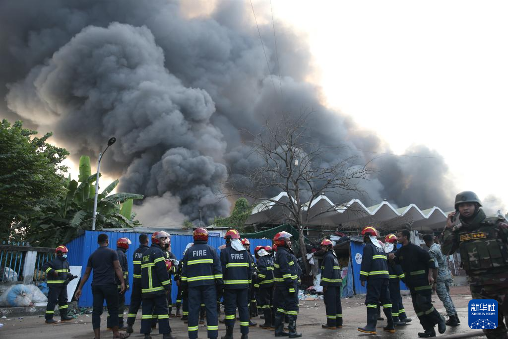 10月18日，消防员在孟加拉国达卡哈兹拉特·沙贾拉尔国际机场货站工作。新华社发（哈比卜·拉赫曼摄）