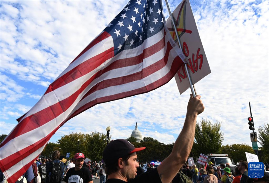 10月18日，在美国华盛顿，人们参加示威游行活动。新华社记者 李睿 摄