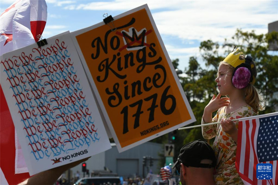 10月18日，在美国华盛顿，人们参加示威游行活动。新华社记者 李睿 摄