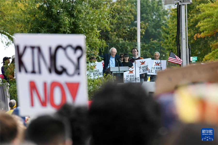 10月18日，在美国华盛顿，美国参议员伯尼·桑德斯（中）在示威游行活动中讲话。新华社记者 李睿 摄