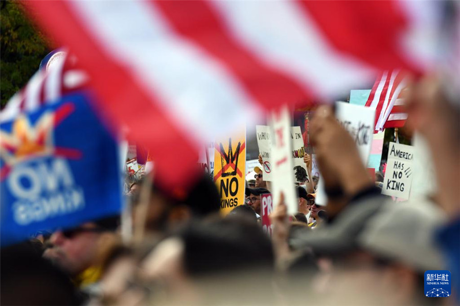 10月18日，在美国华盛顿，人们参加示威游行活动。新华社记者 李睿 摄