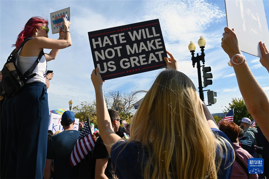10月18日，在美国华盛顿，人们参加示威游行活动。新华社记者 李睿 摄