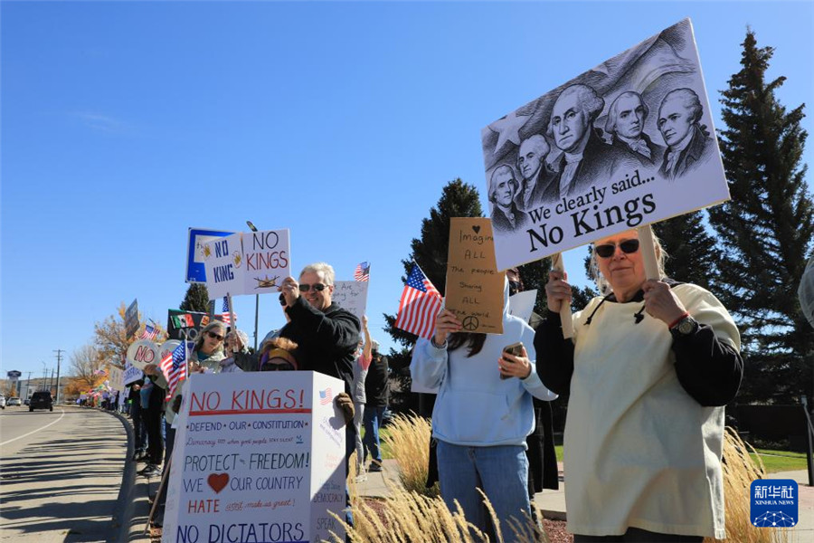 10月18日，在美国怀俄明州罗克斯普林斯，人们参加示威游行活动。新华社记者 施春 摄