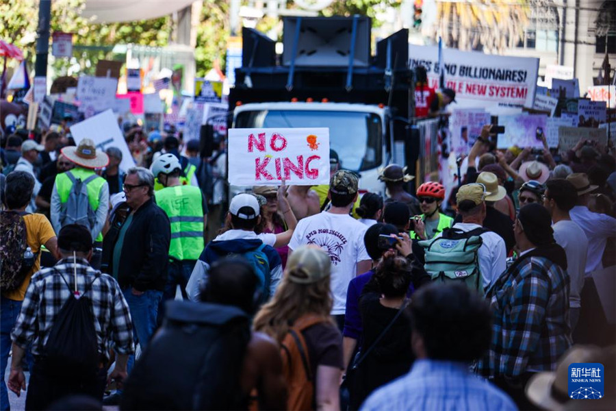 10月18日，在美国旧金山，人们参加示威游行活动。新华社发（董旭东摄）