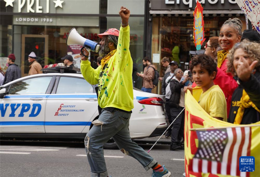 10月18日，在美国纽约，人们参加示威游行活动。新华社记者 张凤国 摄