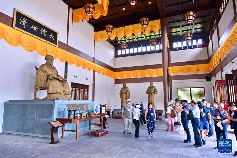 10月19日，中外学者与嘉宾在福建省南平市建阳区考亭书院参观考察。新华社记者 姜克红 摄