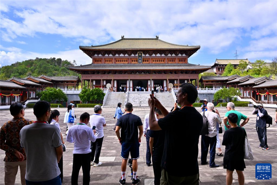 10月19日，中外学者与嘉宾在福建省南平市建阳区考亭书院参观考察。新华社记者 姜克红 摄