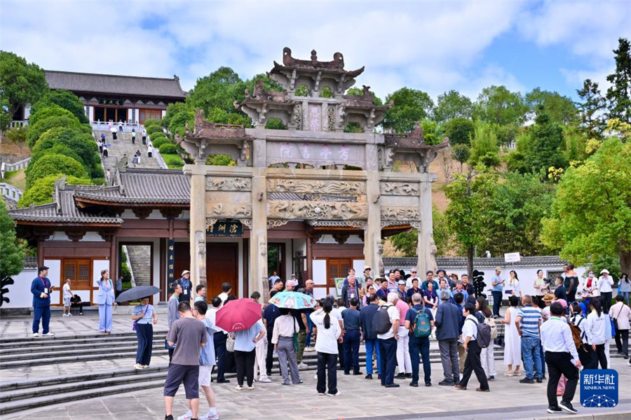 10月19日，中外学者与嘉宾在福建省南平市建阳区考亭书院参观考察。新华社记者 姜克红 摄