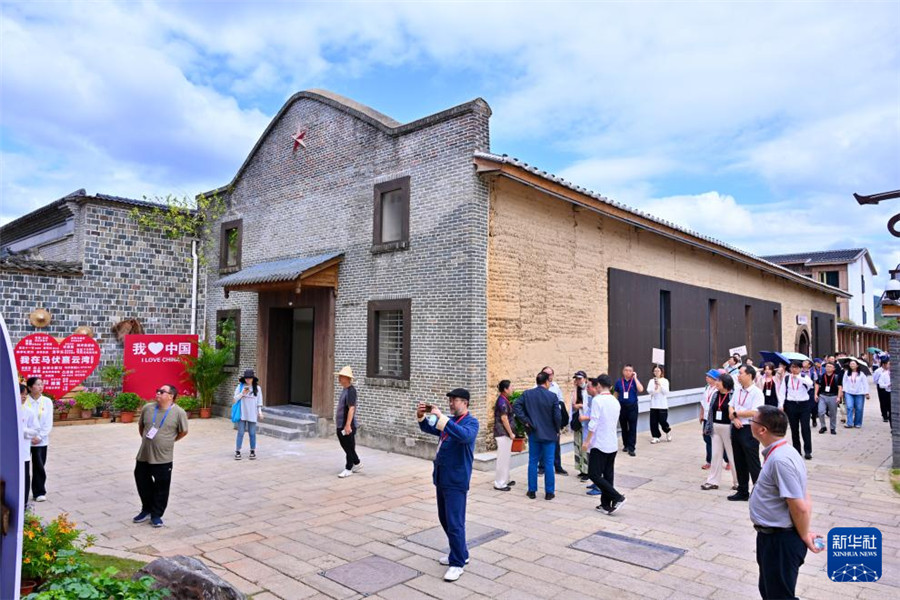 10月19日，中外学者与嘉宾在福建省南平市建阳区马伏熹云湾参观考察。新华社记者 姜克红 摄