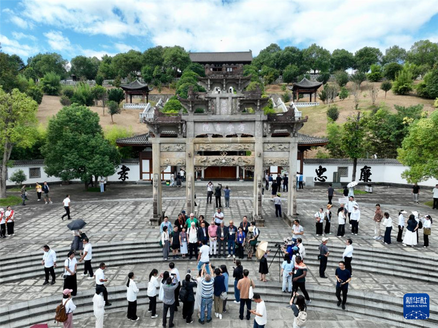10月19日，中外学者与嘉宾在福建省南平市建阳区考亭书院参观考察（无人机照片）。新华社记者 姜克红 摄