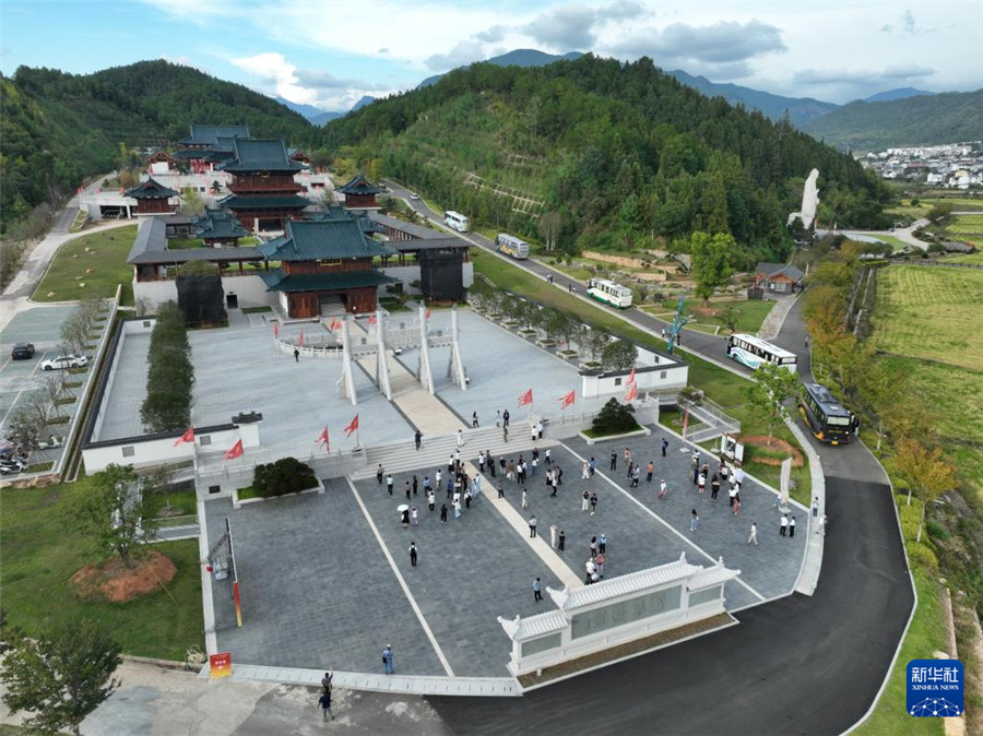 10月19日，中外学者与嘉宾在福建省南平市武夷山市五夫镇朱文公庙参观考察（无人机照片）。新华社记者 姜克红 摄