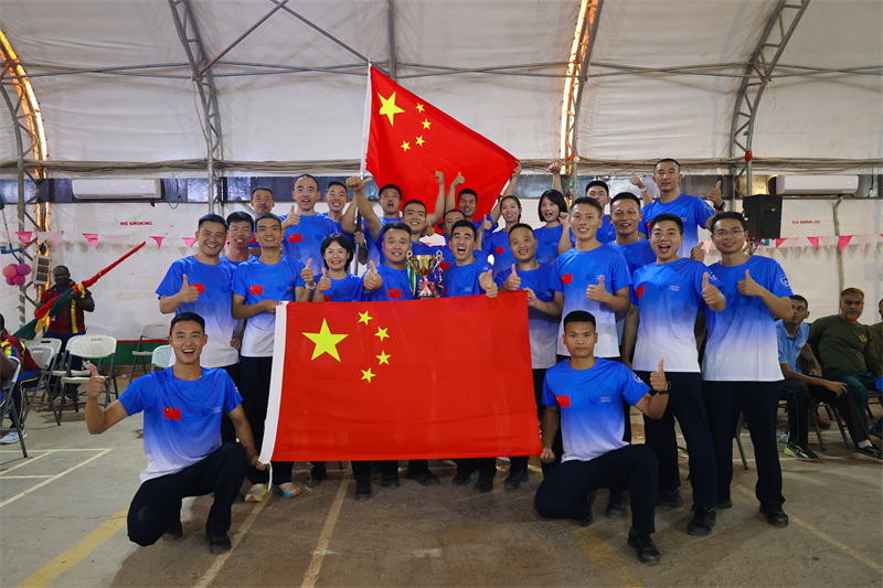 中国维和快反分队勇夺冠军，参赛官兵合影留念。韩瑞田摄