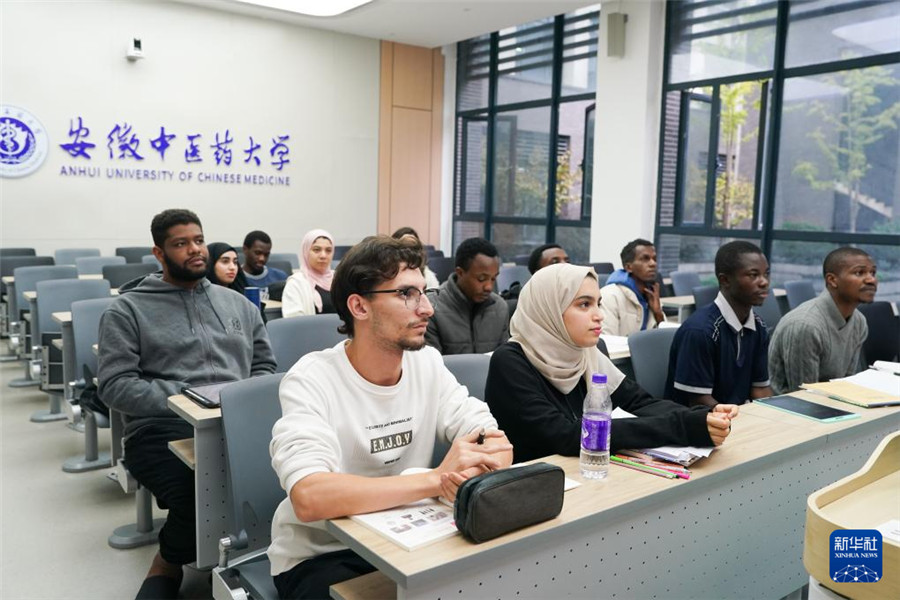 10月16日，来自阿尔及利亚的常健安（前左）与同学们在上中文课。新华社记者 杜宇 摄