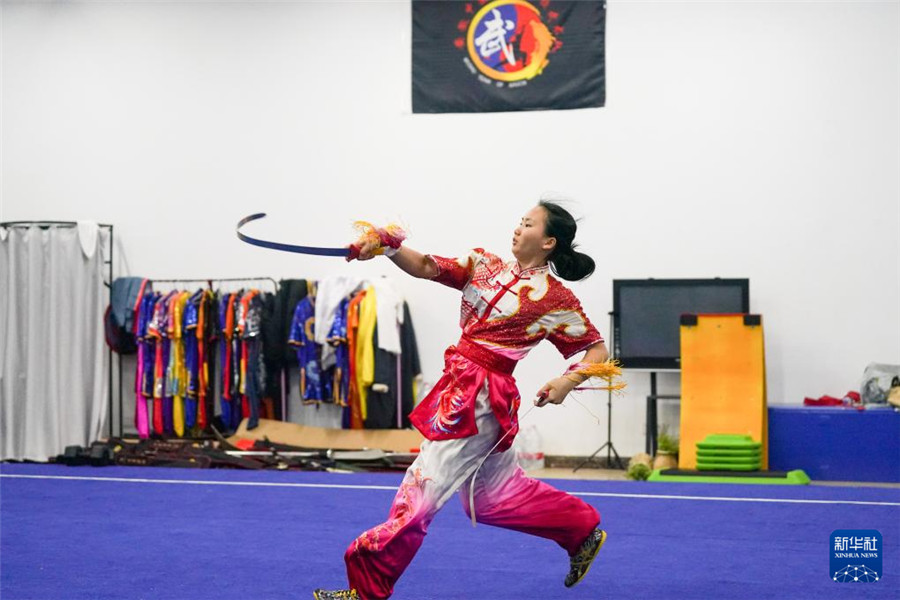 10月16日，来自马来西亚的凌巧惠在安徽中医药大学武馆进行武术训练。5岁就接触武术的凌巧惠认为“武术守护健康，中医治愈病痛，二者相辅相成”，这一想法促成她来到中国学习中医。新华社记者 杜宇 摄