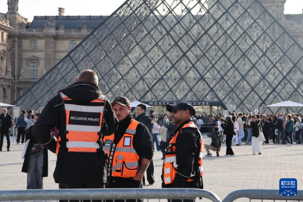 10月22日，安保人员在法国巴黎卢浮宫博物馆外巡逻。新华社记者 张百慧 摄