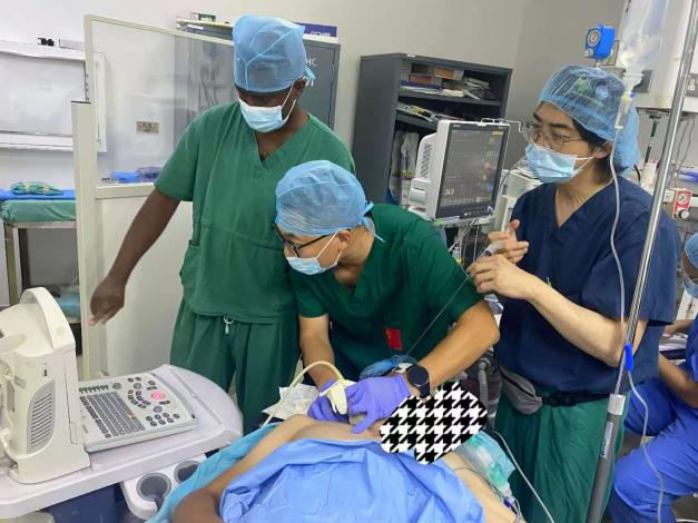 中国援圭亚那医疗队麻醉医生丁文平团队采用“无阿片麻醉”方案,帮助一名19岁锁骨骨折患者术后顺利苏醒,疼痛评分达到0分。第二十一期中国(江苏)援圭亚那医疗队供图