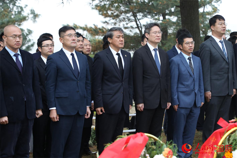 当地时间10月22日,中国驻朝鲜使馆祭扫洗浦中国人民志愿军烈士陵园。 人民网记者 刘融摄