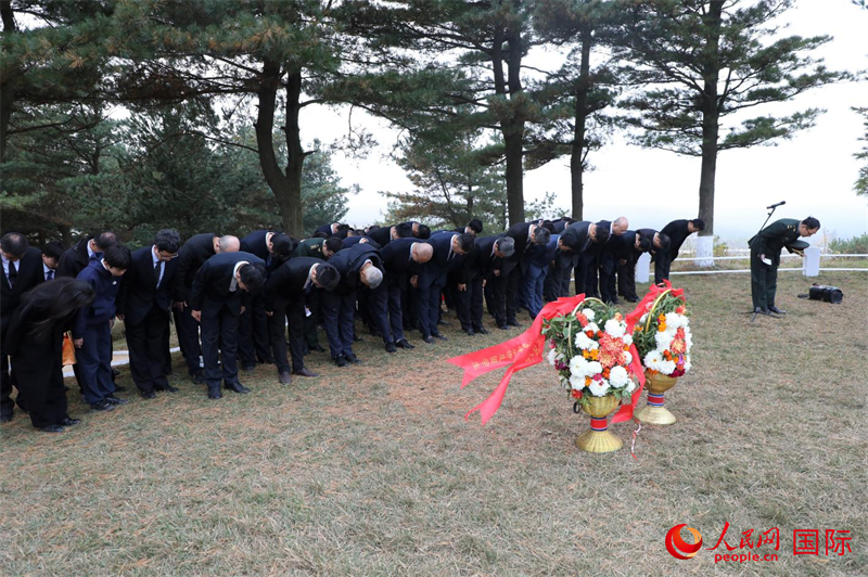 全体人员在墓碑前整齐肃立,鞠躬默哀。 人民网记者 刘融摄