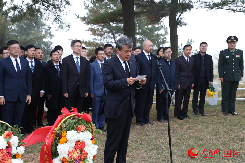 王亚军大使代表全体人员诵读祭文。 人民网记者 刘融摄