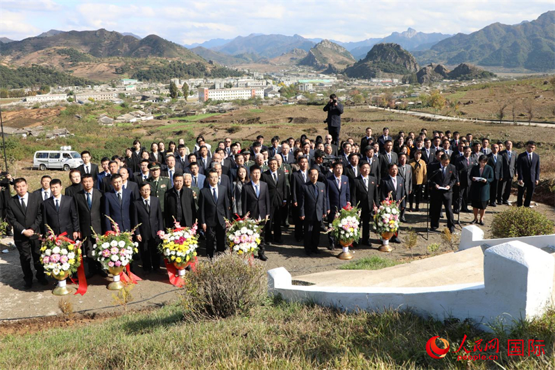 当地时间10月22日,中朝双方在朝鲜黄海北道新坪郡举行新坪中国人民志愿军烈士陵园修缮工程开工仪式。 人民网记者 刘融摄