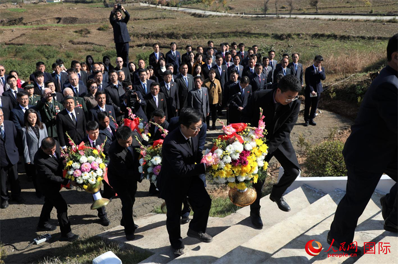 中朝双方代表共同向志愿军烈士敬献花篮。人民网记者 刘融摄