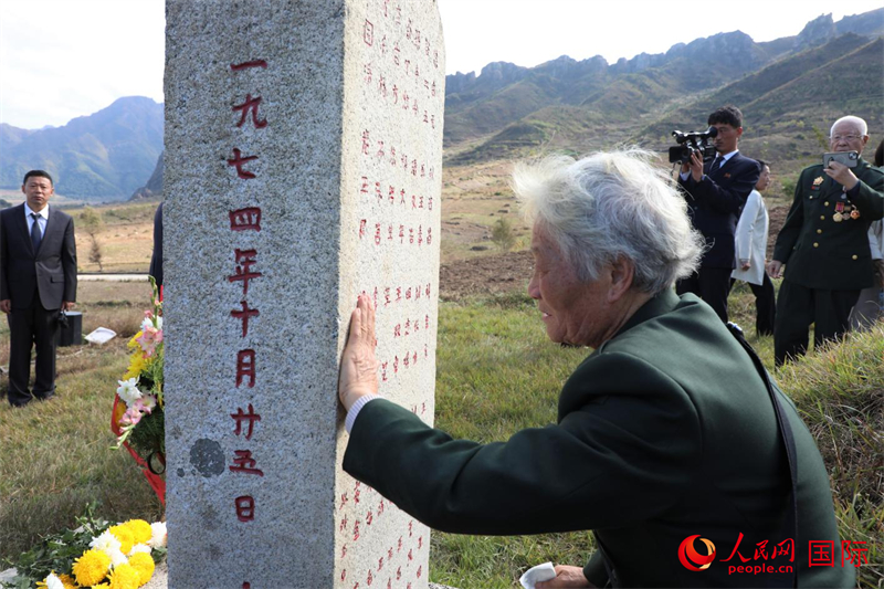 李家英老人抚摸、擦拭墓碑背后刻着的部分烈士姓名,深切缅怀志愿军英烈们的丰功伟绩。 人民网记者 刘融摄