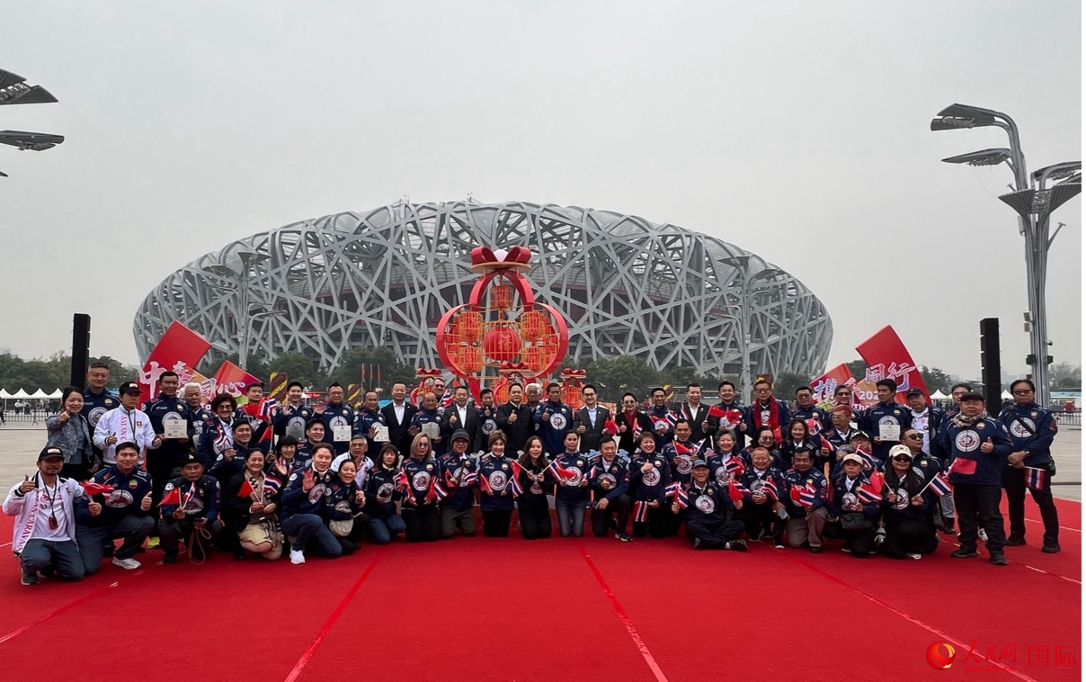 “中泰一家亲”友好车队抵京欢迎仪式嘉宾合影。人民网记者 贾文婷摄