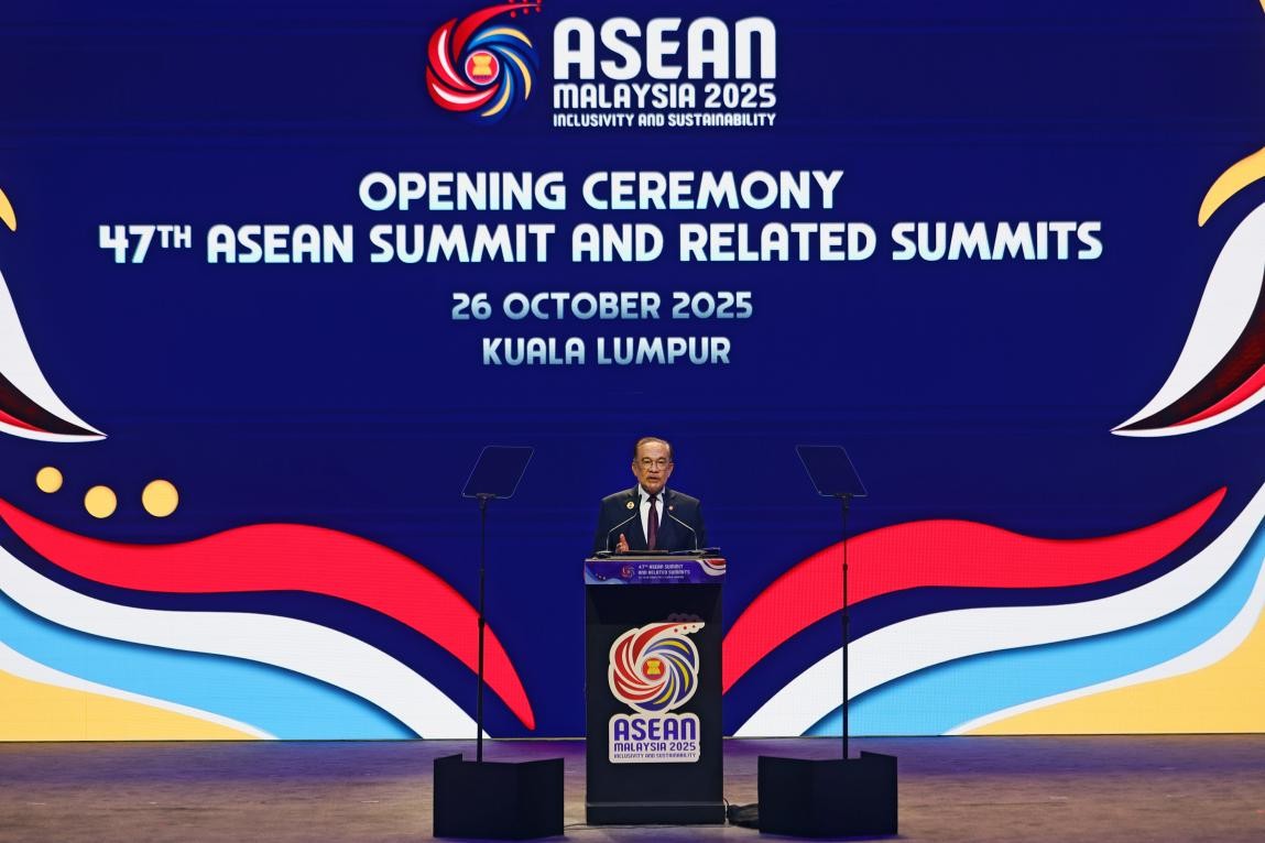 马来西亚总理兼东盟轮值主席安瓦尔在第47届东盟峰会开幕式上发表致辞。主办方供图