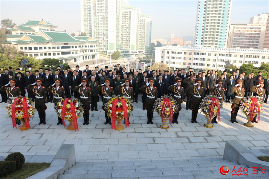 当地时间25日上午,中朝双方在朝鲜平壤中朝友谊塔举行纪念中国人民志愿军抗美援朝出国作战75周年敬献花篮仪式。人民网记者 刘融摄