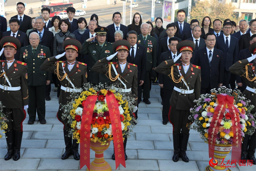 当地时间25日上午,中朝双方在朝鲜平壤中朝友谊塔举行纪念中国人民志愿军抗美援朝出国作战75周年敬献花篮仪式。人民网记者 刘融摄