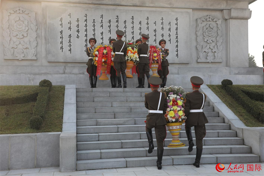 当地时间25日上午,中朝双方在朝鲜平壤中朝友谊塔举行纪念中国人民志愿军抗美援朝出国作战75周年敬献花篮仪式。人民网记者 刘融摄