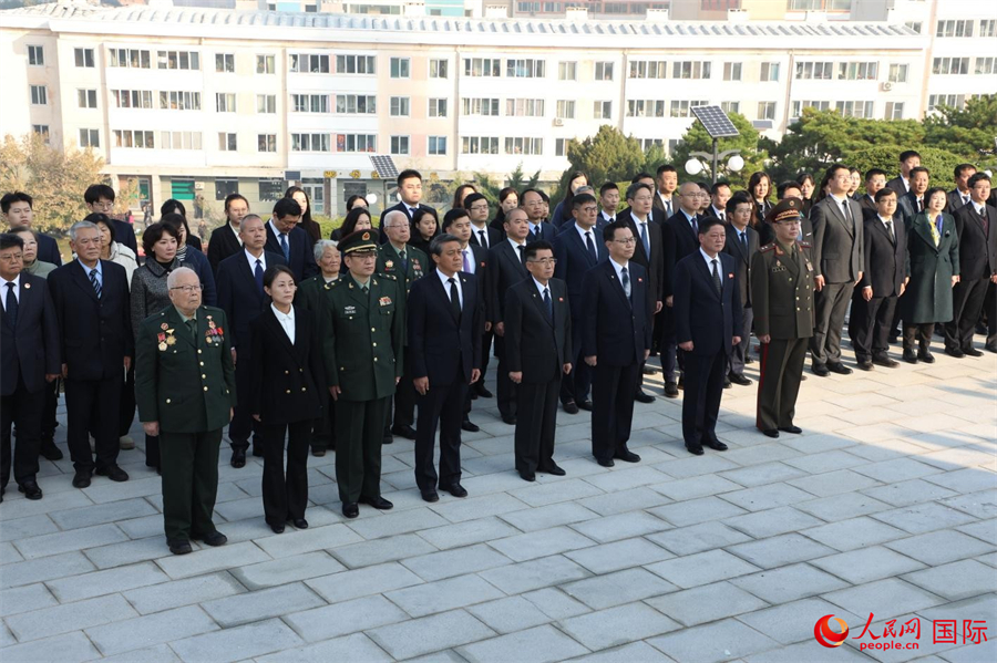 中国驻朝鲜大使王亚军率使馆外交官及在朝各界中方人士代表,正在朝鲜访问的抗美援朝老战士、烈士亲属和中央国家机关干部祭扫代表团,朝鲜劳动党中央政治局候补委员、国际部部长金成男及朝鲜党政军相关部门负责人、各界代表等共同参谒中朝友谊塔。人民网记者 刘融摄