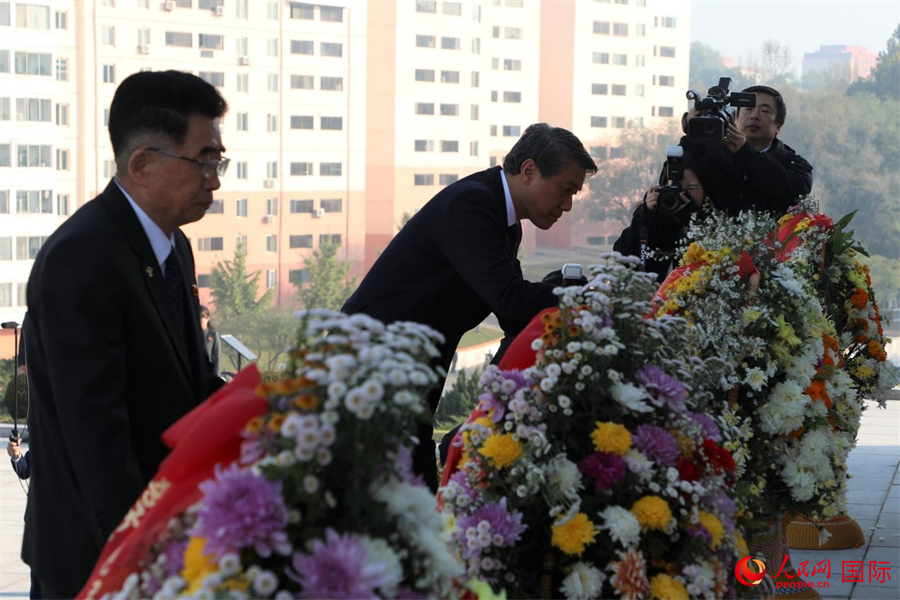 金成男部长和王亚军大使上前整理花篮缎带,全体人员鞠躬默哀,向志愿军先烈致以崇高敬意。人民网记者 刘融摄