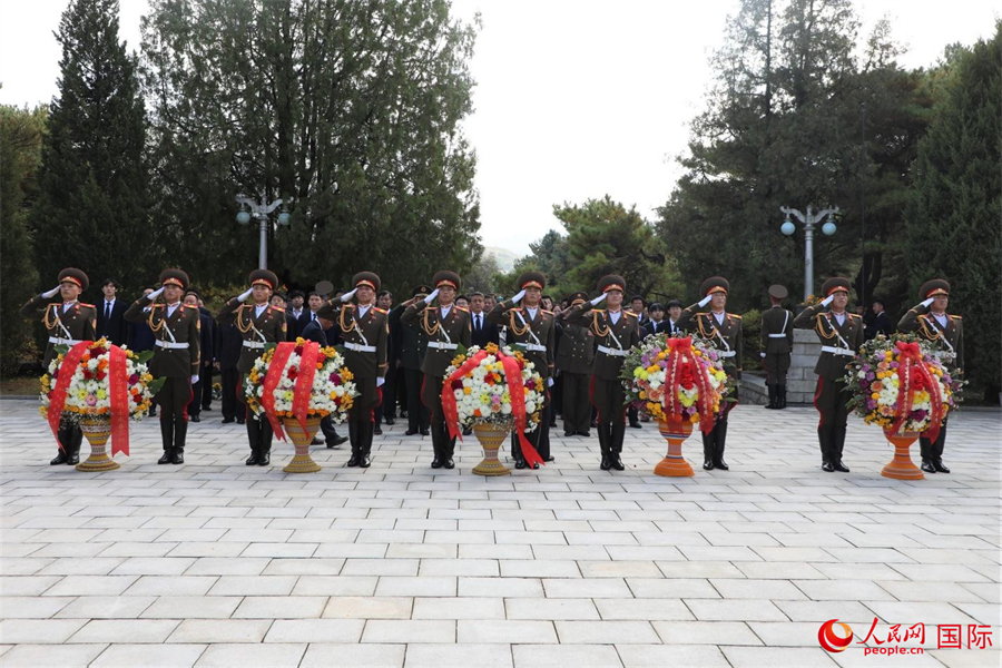 当地时间25日上午11时,王亚军大使率中方人员前往平安南道桧仓郡中国人民志愿军烈士陵园,同朝方一道举行祭扫仪式。人民网记者 刘融摄