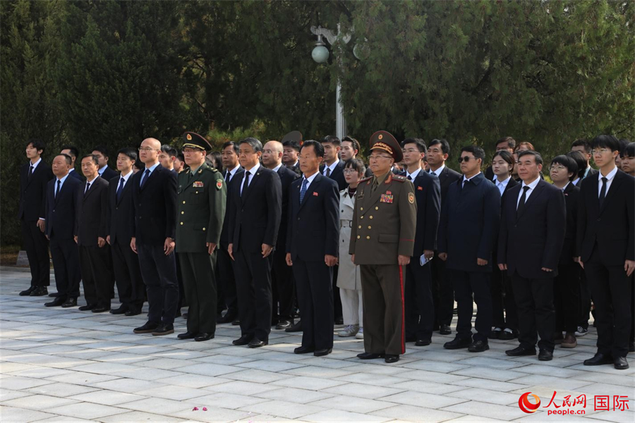 当地时间25日上午11时,王亚军大使率中方人员前往平安南道桧仓郡中国人民志愿军烈士陵园,同朝方一道举行祭扫仪式。人民网记者 刘融摄